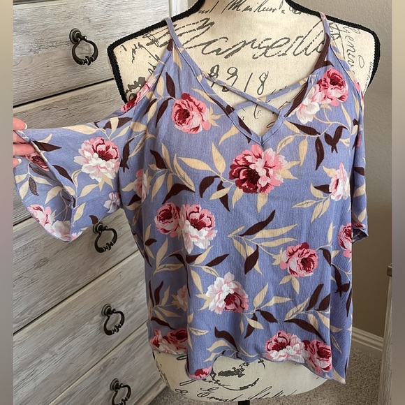 Ambiance cold shoulder top - Picture 4 of 13